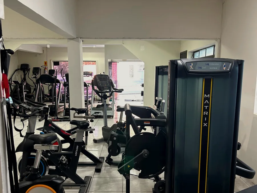 Estações de musculação disponíveis na loja da Rede Fit