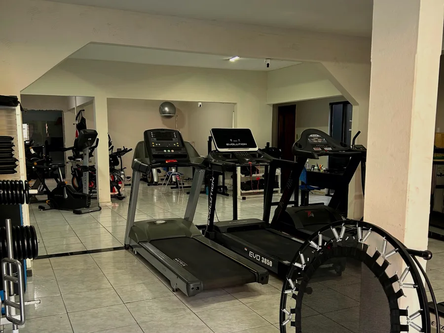 Esteiras e bikes na área de cardio da Rede Fit