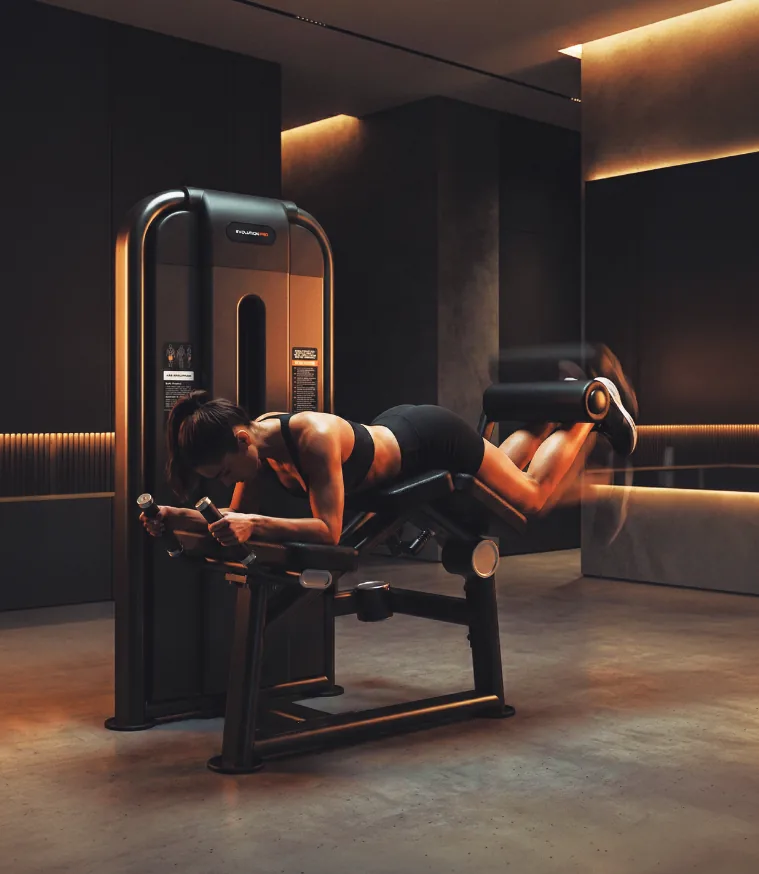 Equipamento de musculação premium em ambiente escuro com iluminação quente