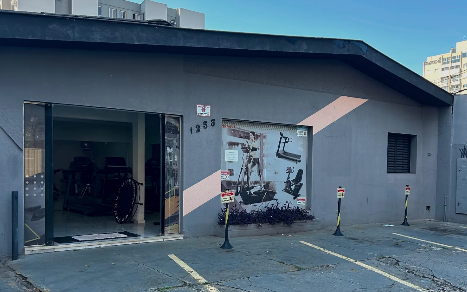 Fachada da loja física da Rede Fit em Londrina