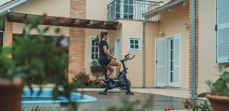 Bicicleta de treino instalada na área externa de uma residência